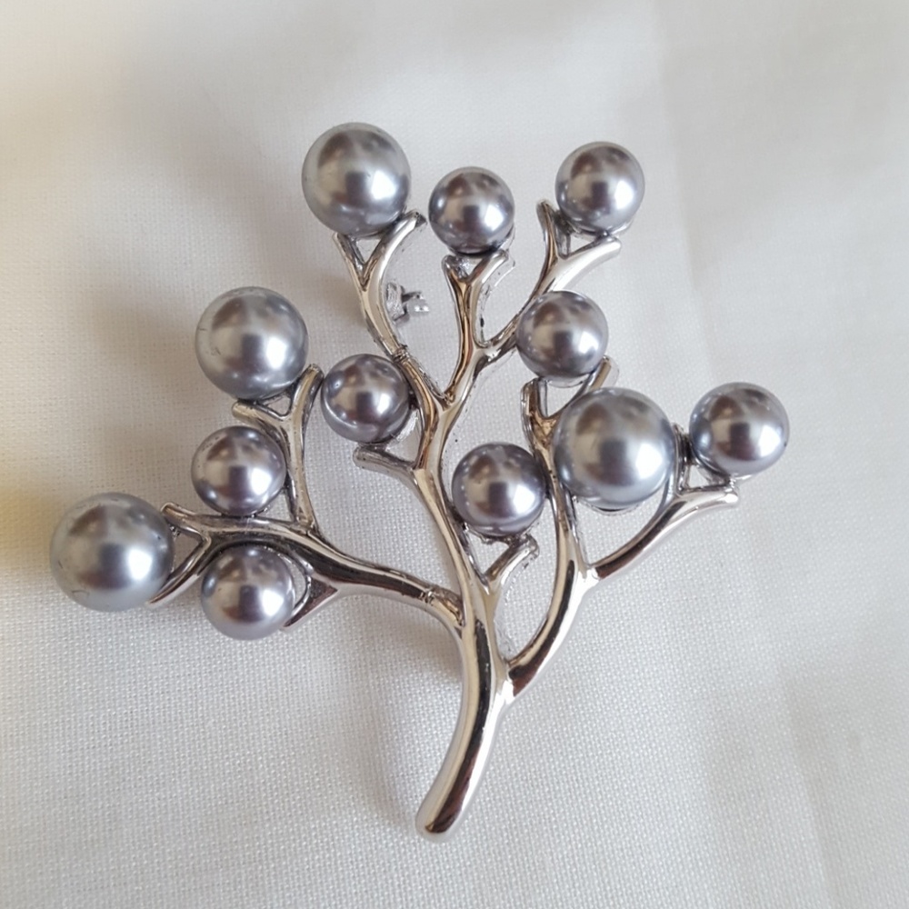 Grey pearl and silver SoHo brooch/pin